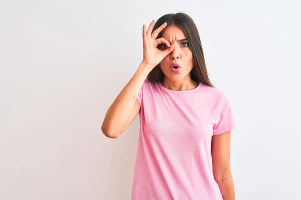 Jovem Mulher Bonita Vestindo Rosa Casual Shirt Sobre Fundo Branco — Fotografia de Stock