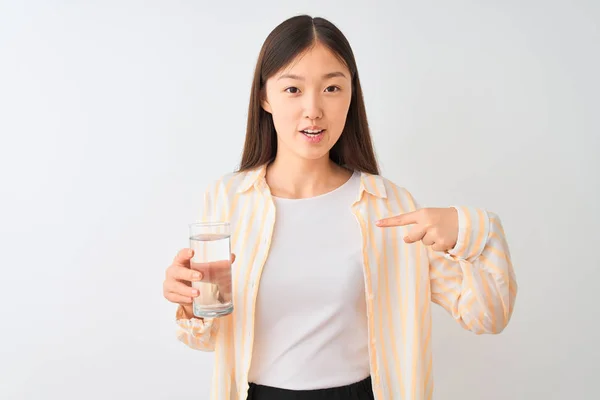 Giovane Donna Cinese Indossa Occhiali Bere Bicchiere Acqua Sfondo Bianco — Foto Stock