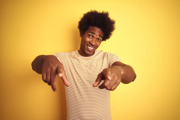 Amerikanischer Mann Mit Afro Haaren Gestreiftem Shirt Vor Isoliertem Gelben — Stockfoto