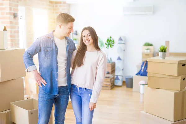 Schönes junges Paar, das sich verliebt umarmt und die Tafel hält — Stockfoto