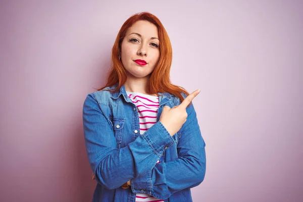 Mulher Ruiva Bonita Vestindo Camisa Jeans Camiseta Listrada Sobre Fundo — Fotografia de Stock