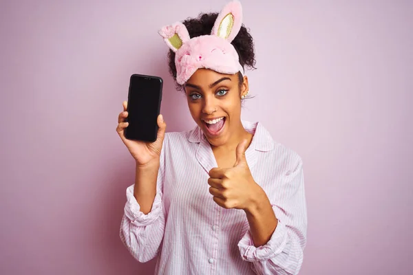 Afro Mulher Vestindo Pijama Máscara Mostrando Smartphone Sobre Fundo Rosa — Fotografia de Stock