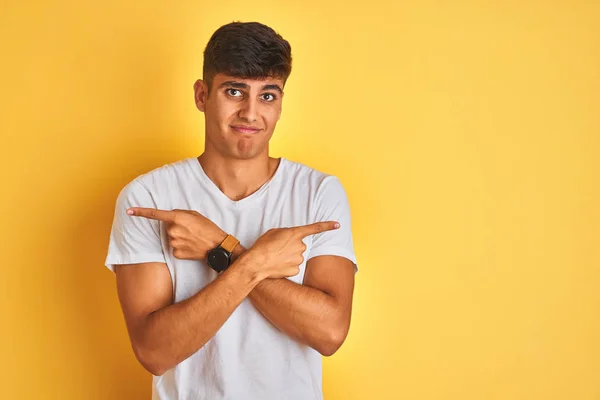 Jonge Indiaanse Man Met Wit Shirt Geïsoleerde Gele Achtergrond Wijzend — Stockfoto