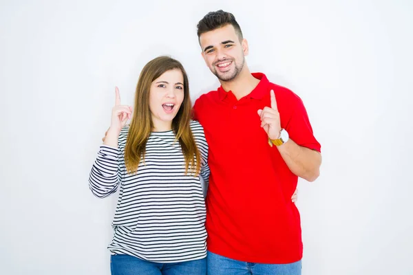 Jovem Belo Casal Abraçando Juntos Sobre Fundo Isolado Branco Surpreso — Fotografia de Stock