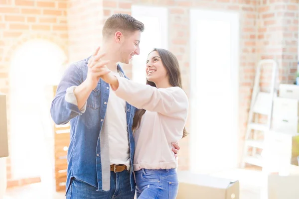 Belo jovem casal se divertindo dançando no novo apartamento, cele — Fotografia de Stock