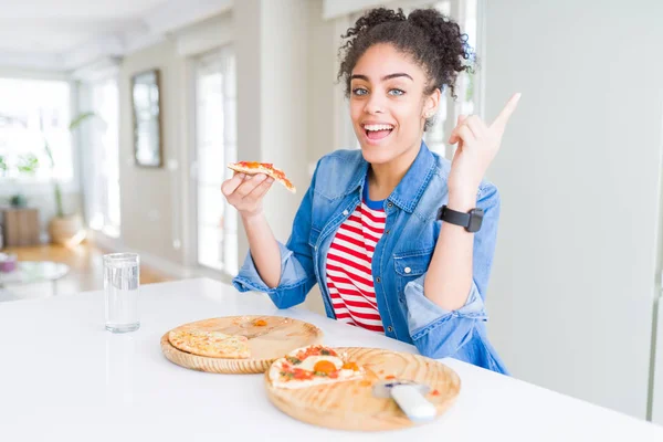 Genç Afrikalı Amerikalı Kadın Iki Yapımı Peynirli Pizza Yiyor Elleri — Stok fotoğraf