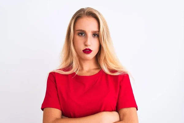 Joven Hermosa Mujer Vistiendo Camiseta Casual Roja Pie Sobre Fondo —  Fotos de Stock