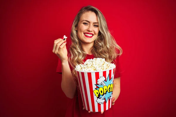 Joven Hermosa Mujer Con Camiseta Comiendo Palomitas Maíz Sobre Fondo —  Fotos de Stock