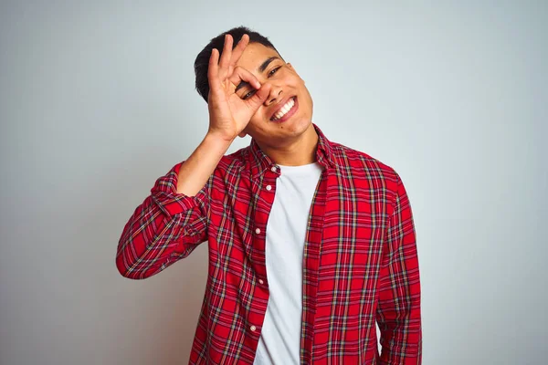 Jovem Brasileiro Vestindo Camisa Vermelha Sobre Fundo Branco Isolado Fazendo — Fotografia de Stock