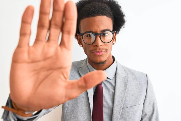 Genç Afro Amerikalı Adamı Elinde Dolarlarla Izole Edilmiş Beyaz Arka — Stok fotoğraf
