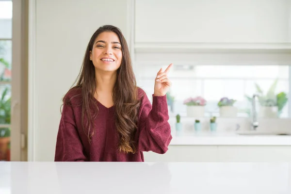 Joven Mujer Hermosa Casa Con Una Gran Sonrisa Cara Señalando —  Fotos de Stock