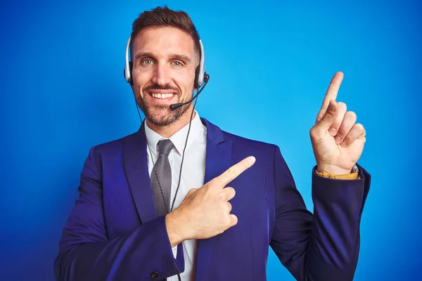 Joven Operador Guapo Hombre Con Auriculares Call Center Sobre Fondo —  Fotos de Stock