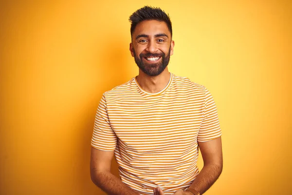Jonge Indiaanse Man Met Een Shirt Geïsoleerde Gele Achtergrond Met — Stockfoto
