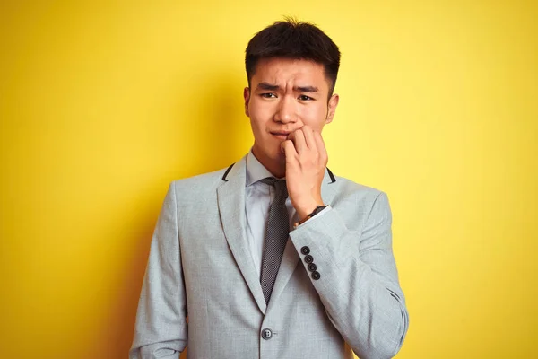 Hombre Negocios Chino Asiático Con Traje Corbata Pie Sobre Fondo — Foto de Stock