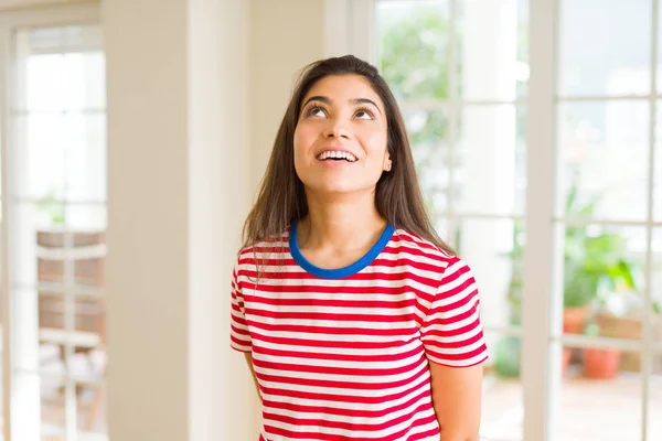 Mulher Morena Bonita Sorrindo Alegre Parecendo Feliz Positiva — Fotografia de Stock