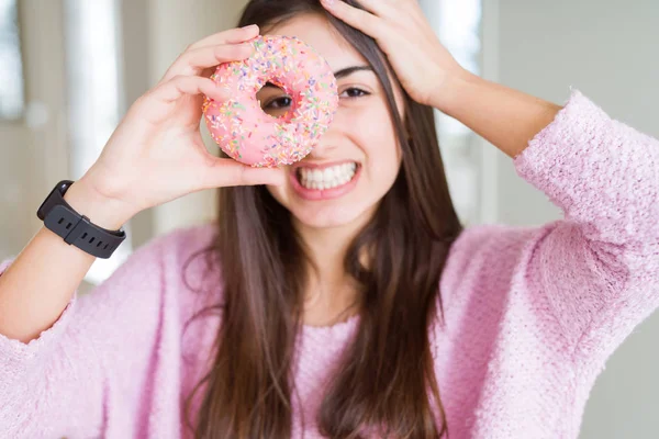 Piękna Młoda Kobieta Jedząca Różowe Wióry Czekoladowe Donut Podkreślił Ręki — Zdjęcie stockowe
