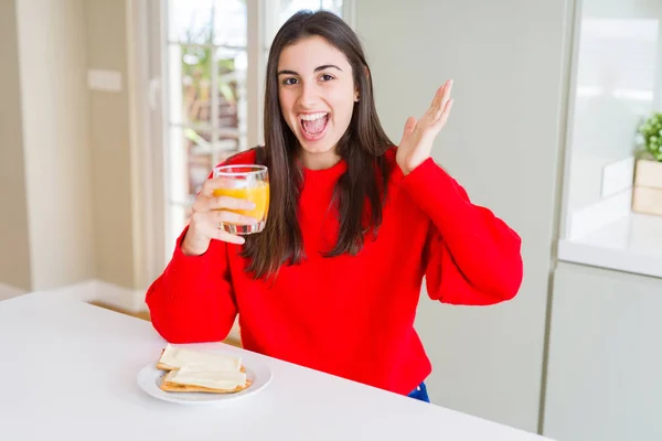 Belle Jeune Femme Mangeant Des Toasts Jus Orange Pour Collation — Photo