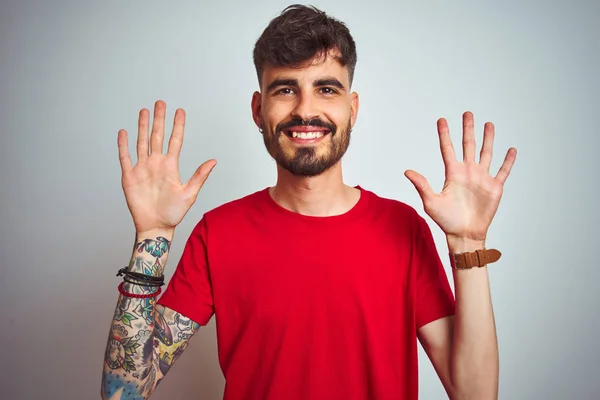 Jovem Com Tatuagem Vestindo Camiseta Vermelha Sobre Fundo Branco Isolado — Fotografia de Stock