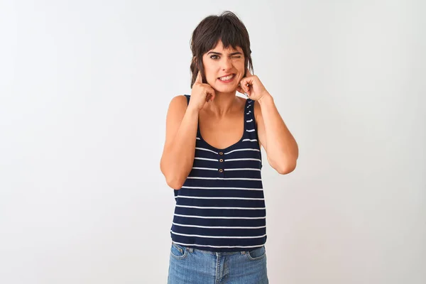 Joven Hermosa Mujer Con Camiseta Rayas Pie Sobre Fondo Blanco — Foto de Stock