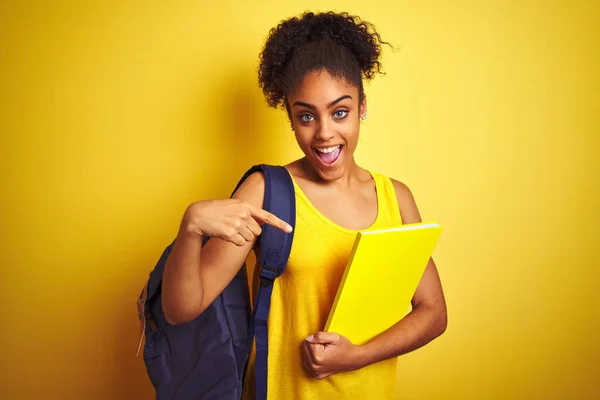 Estudante Americano Mulher Usando Mochila Segurando Notebook Sobre Fundo Amarelo — Fotografia de Stock