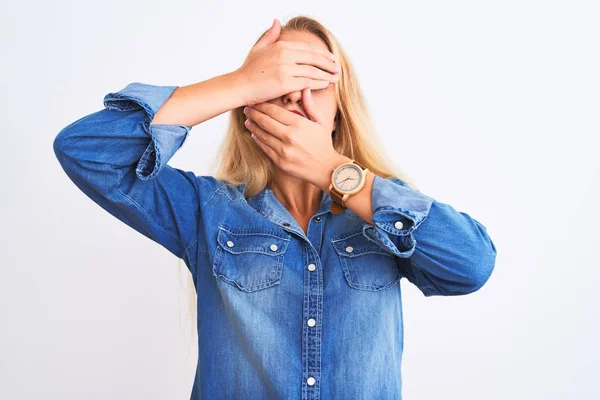 Jovem Mulher Bonita Vestindo Camisa Ganga Casual Sobre Fundo Branco — Fotografia de Stock