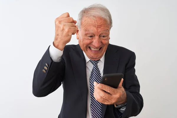 Senior Gråhårig Affärsman Med Smartphone Står Över Isolerade Vit Bakgrund — Stockfoto