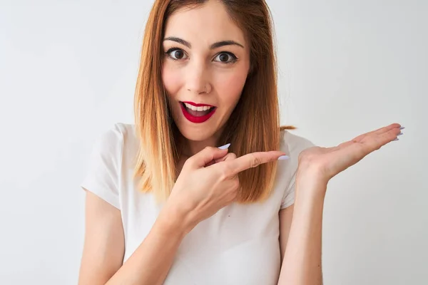 Mooie Roodharige Vrouw Dragen Casual Shirt Staan Geïsoleerde Witte Achtergrond — Stockfoto