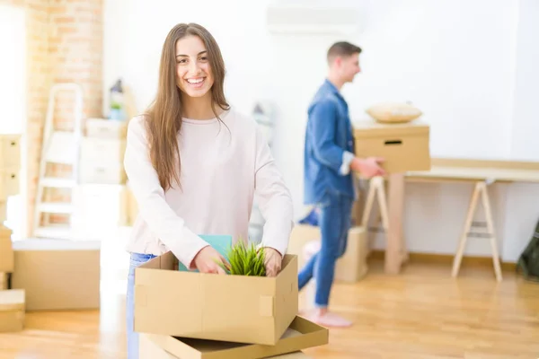 Mooie jonge paar glimlachend verliefd houden kartonnen dozen, — Stockfoto