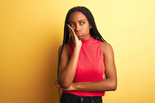 Mujer Afroamericana Vistiendo Camiseta Casual Roja Pie Sobre Fondo Amarillo —  Fotos de Stock