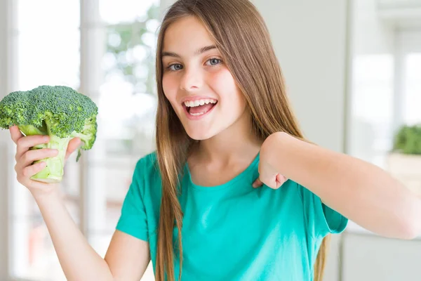 Vacker Ung Flicka Äter Färsk Broccoli Med Överraskning Ansikte Pekfingret — Stockfoto