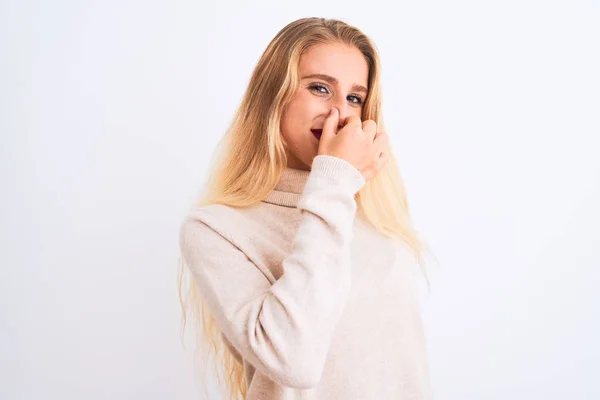 Jovem Mulher Bonita Vestindo Camisola Gola Alta Sobre Fundo Branco — Fotografia de Stock