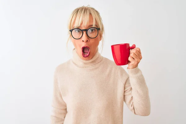Kobieta Średnim Wieku Okularach Pijąca Czerwoną Filiżankę Kawy Białym Tle — Zdjęcie stockowe