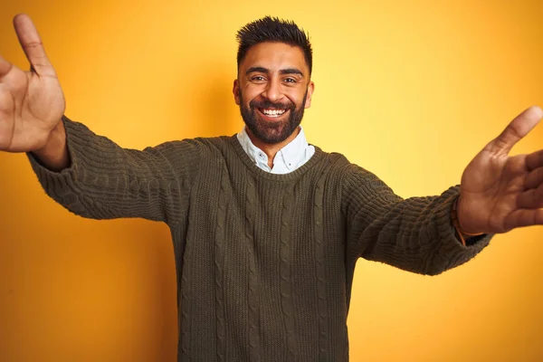 Giovane Indiano Indossa Maglione Verde Camicia Piedi Sopra Isolato Sfondo — Foto Stock