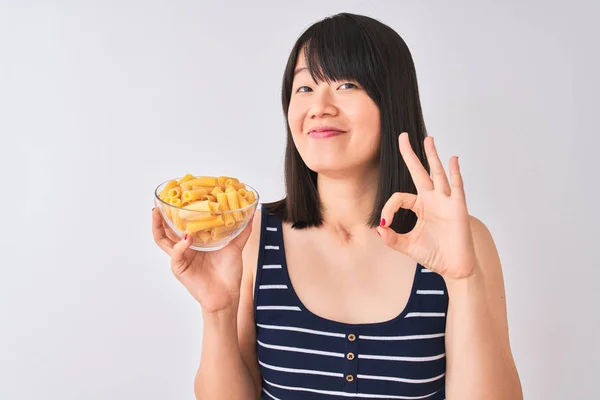 Joven Hermosa Mujer China Sosteniendo Tazón Con Macarrones Sobre Fondo — Foto de Stock