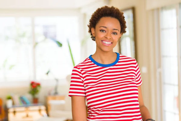 Linda Jovem Afro Americana Sorrindo Confiante Para Câmera Mostrando Dentes — Fotografia de Stock