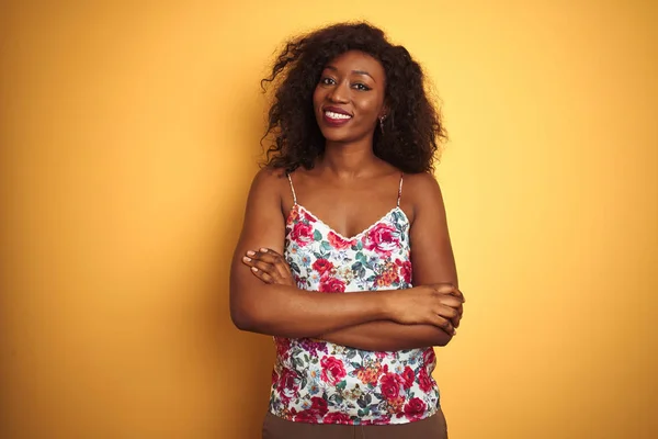 Африканская Американка Цветочной Летней Футболке Изолированном Желтом Фоне Счастливое Лицо — стоковое фото