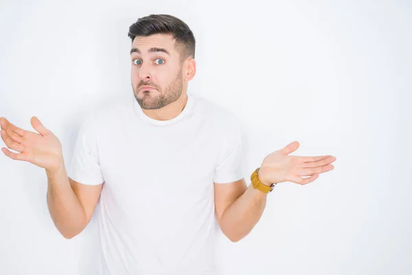 Homem Bonito Jovem Vestindo Casual Shirt Branca Sobre Fundo Isolado — Fotografia de Stock