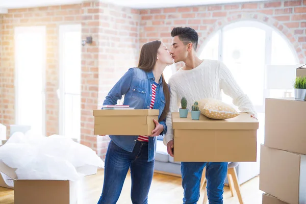 Hermosa Joven Asiática Pareja Buscando Feliz Celebración Cajas Cartón Sonriendo —  Fotos de Stock