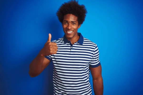 Afrikansk Amerikansk Man Med Afro Hår Bär Randig Polo Stående — Stockfoto