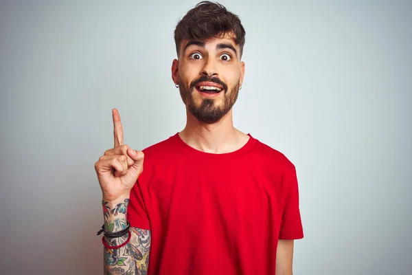 Jovem Com Tatuagem Vestindo Camiseta Vermelha Sobre Fundo Branco Isolado — Fotografia de Stock