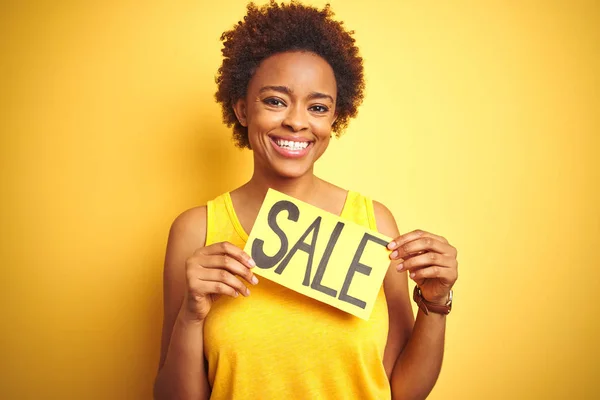 Afrikaans Amerikaanse Vrouw Houden Sale Board Geel Geïsoleerde Achtergrond Met — Stockfoto