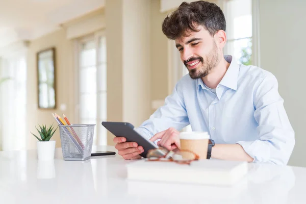 Junger Geschäftsmann Mit Touchpad Tablet Mit Glücklichem Gesicht Stehen Und — Stockfoto