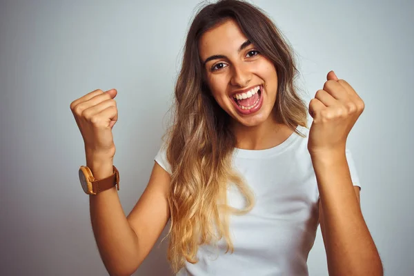 Jovem Mulher Bonita Vestindo Camiseta Sobre Fundo Isolado Branco Gritando — Fotografia de Stock