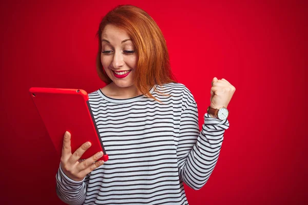 Giovane Bella Rossa Donna Utilizzando Tablet Sfondo Rosso Isolato Urlando — Foto Stock