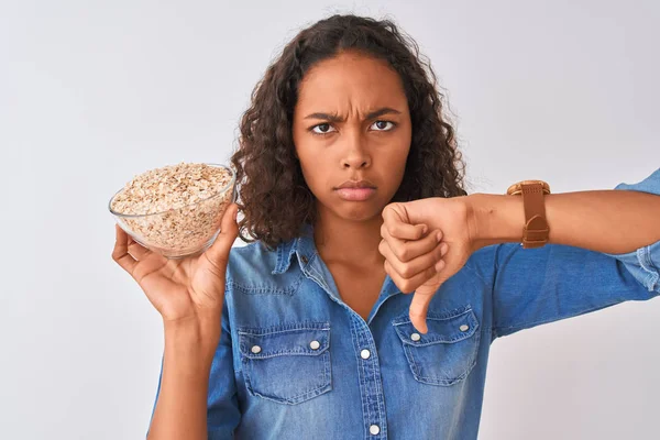 Jonge Braziliaanse Vrouw Met Haver Kom Staande Geïsoleerde Witte Achtergrond — Stockfoto