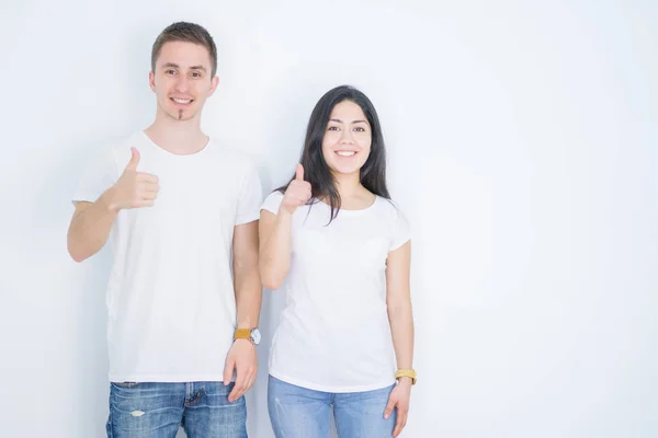 Jonge Mooie Paar Dragen Casual Shirt Staande Geïsoleerde Witte Achtergrond — Stockfoto