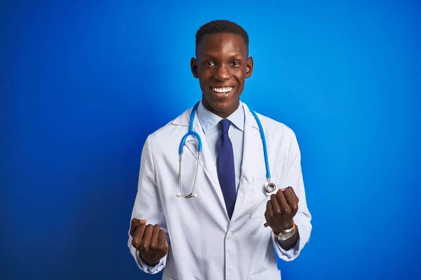 Médico Afro Americano Vestindo Estetoscópio Sobre Fundo Azul Isolado Muito — Fotografia de Stock