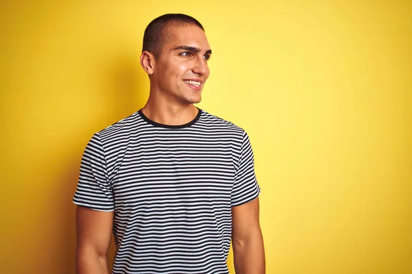 Joven Hombre Guapo Con Camiseta Rayas Sobre Fondo Aislado Amarillo — Foto de Stock