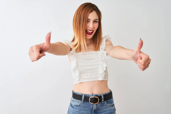 Vacker Rödhårig Kvinna Klädd Casual Shirt Stående Över Isolerad Vit — Stockfoto