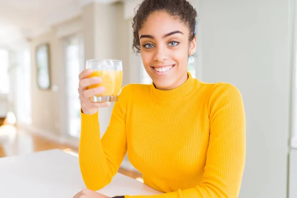 Junge Afrikanisch Amerikanische Frau Trinkt Ein Glas Frischen Orangensaft Mit — Stockfoto